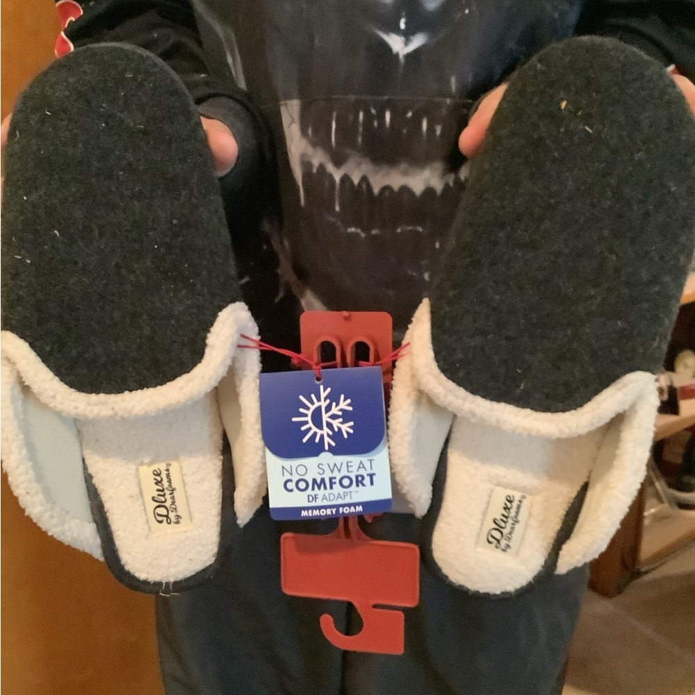 Slippers/House shoes